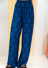Load image into Gallery viewer, HIBISCUS PANTS BLUE ARPYES
