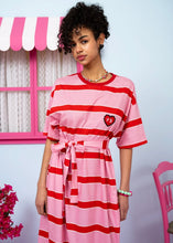 Load image into Gallery viewer, Reina T-shirt Dress Red Pink Stripes Με Κέντημα Καρδιά Κοντομάνικο Φόρεμα με Τσέπες & Ζώνη Petit Boutik