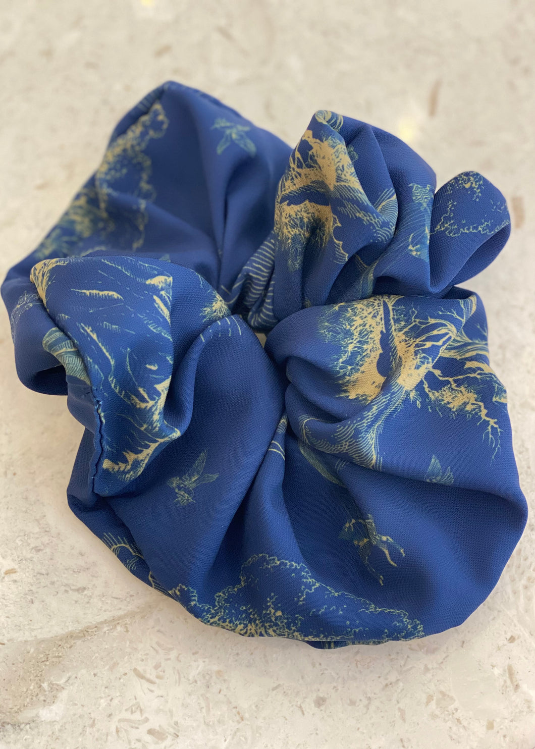 PRINTED SCRUNCHIE BLUE THE MOTLEY GOAT