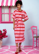 Load image into Gallery viewer, Reina T-shirt Dress Red Pink Stripes Με Κέντημα Καρδιά Κοντομάνικο Φόρεμα με Τσέπες &amp; Ζώνη Petit Boutik
