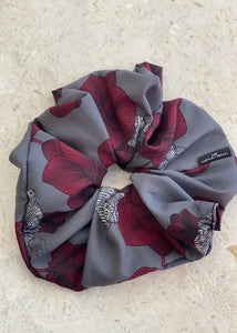 PRINTED SCRUNCHIE FLORAL GREY THE MOTLEY GOAT