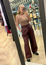 Φόρτωση εικόνας στο εργαλείο προβολής Συλλογής, CLASSIC CROPPED PANTS LEATHER BROWN MILKWHITE

