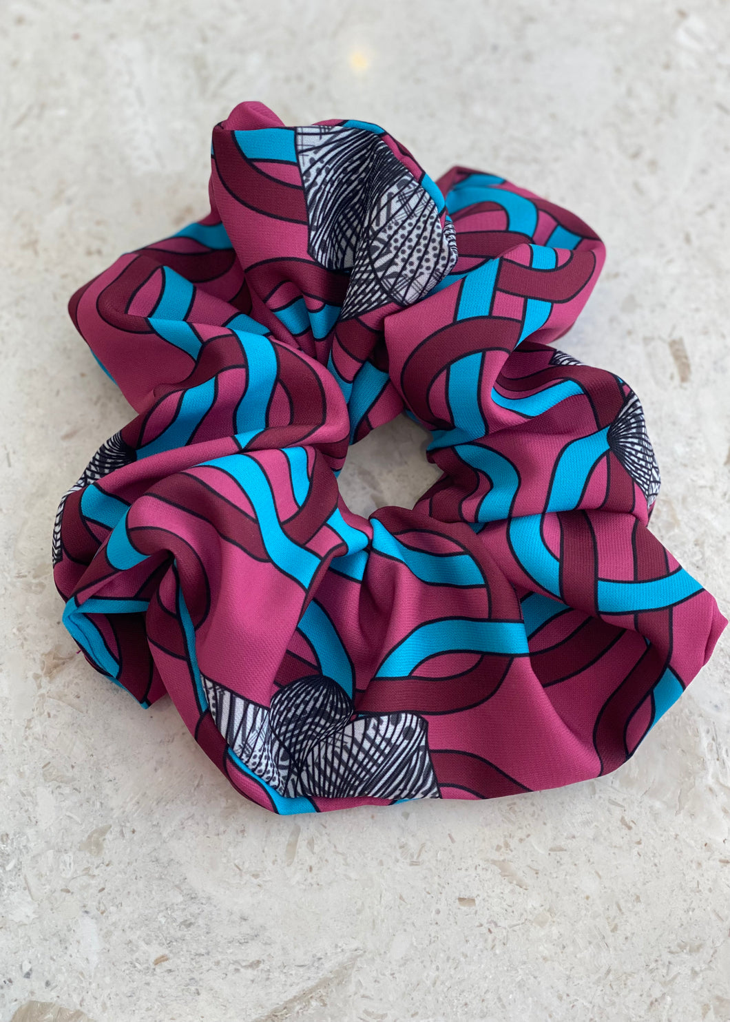 PRINTED SCRUNCHIE FUCHSIA WITH CHAIN THE MOTLEY GOAT