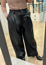 Φόρτωση εικόνας στο εργαλείο προβολής Συλλογής, CLASSIC CROPPED PANTS LEATHER BLACK MILKWHITE
