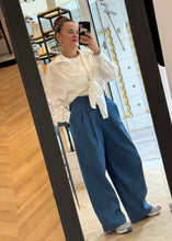 Load image into Gallery viewer, CLASSIC CROPPED PANTS DENIM MILKWHITE
