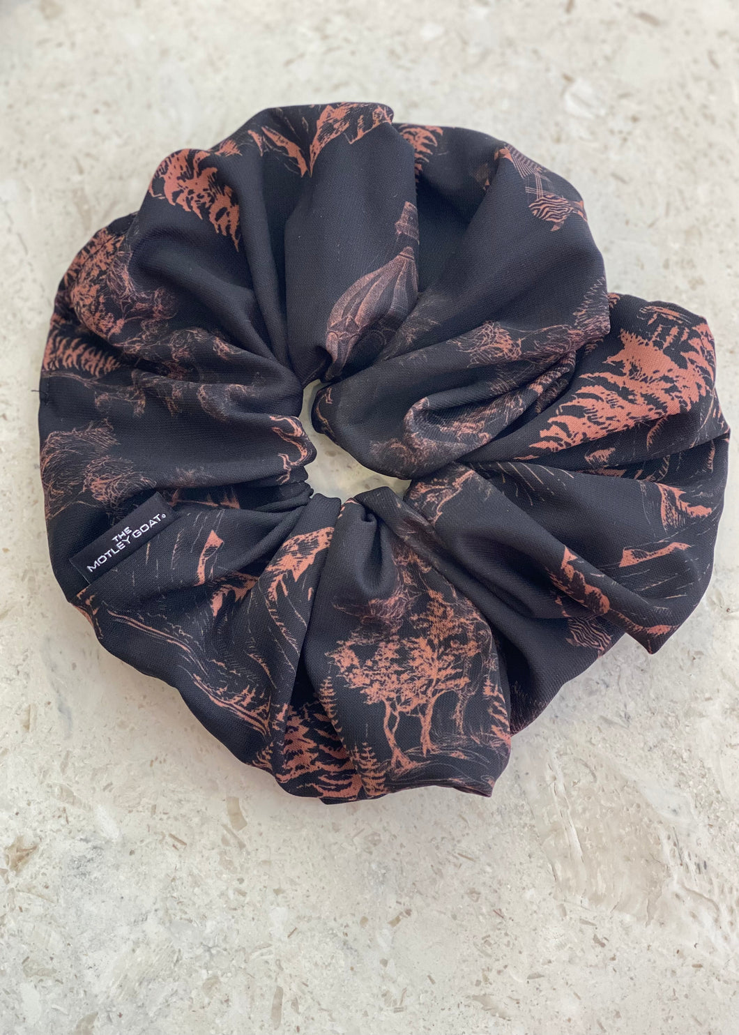 PRINTED SCRUNCHIE BLACK THE MOTLEY GOAT