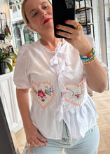 Load image into Gallery viewer, “PEPITA&quot; Shirt PALOMAS Y MARGARITAS
