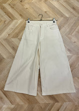 Φόρτωση εικόνας στο εργαλείο προβολής Συλλογής, CHRISTY CROPPED PANTS ECRU PALOMAS Y MARGARITAS
