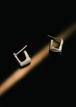 Load image into Gallery viewer, SMALL SQUARE EARRINGS Nasilia
